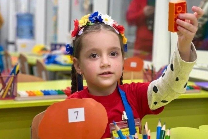 Nika, de seis anos, agora frequenta o jardim de infância subterrâneo - (crédito: BBC) Nika, de seis anos, agora frequenta o jardim de infância subterrâneo - (crédito: BBC)