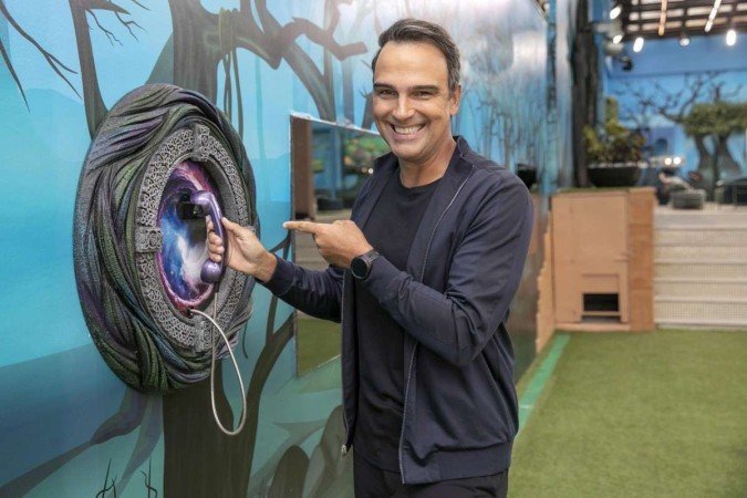 Tadeu Schmidt ao lado do Big Fone na casa BBB 24 - (crédito: Globo/Manoella Mello) Tadeu Schmidt ao lado do Big Fone na casa BBB 24 - (crédito: Globo/Manoella Mello)