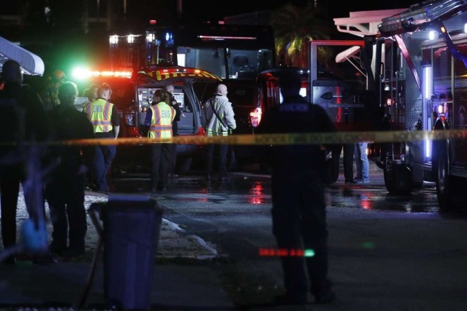 Bombeiros e polícia acionadas depois que um pequeno avião caiu no parque de trailers Bayside Waters em Clearwater, na Flórida       -  (crédito: OCTAVIO JONES / AFP)