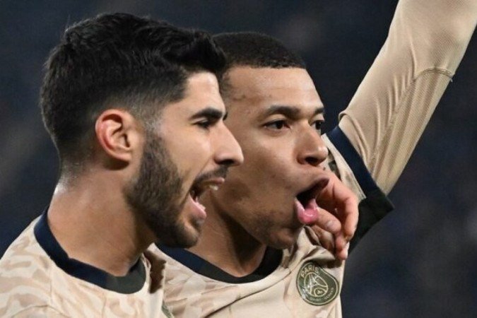 Momento do gol marcado por Marco Asensio na vitória do PSG sobre o Strasbourg - Foto: Patrick Hertzog/AFP via Getty Images -  (crédito: Foto: Patrick Hertzog/AFP via Getty Images)