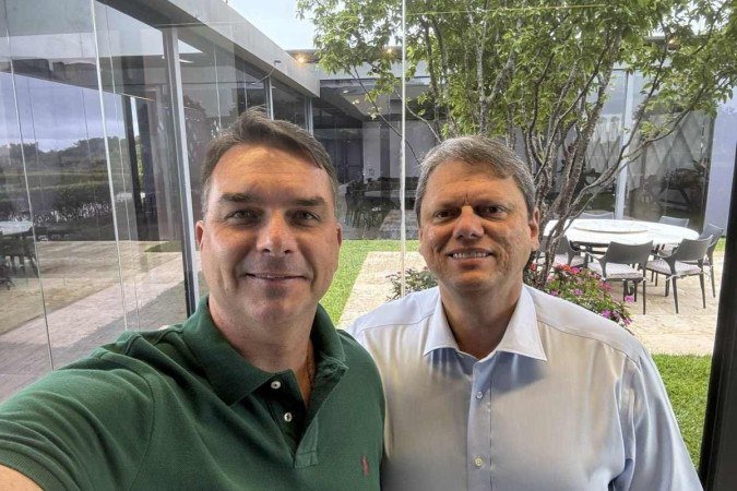 Flávio Bolsonaro publicou ainda uma foto ao lado do governador de São Paulo, Tarcísio - (crédito: Reprodução / Redes Sociais) Flávio Bolsonaro publicou ainda uma foto ao lado do governador de São Paulo, Tarcísio - (crédito: Reprodução / Redes Sociais)