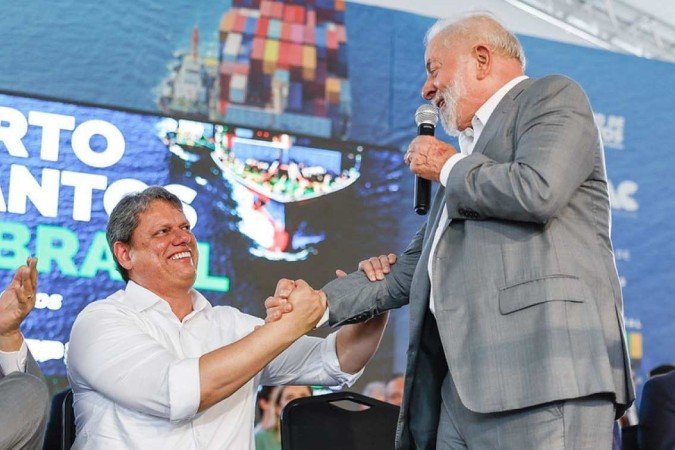 Tarcísio e Lula fizeram acenos durante evento no porto de Santos - (crédito: Ricardo Stuckert / PR) Tarcísio e Lula fizeram acenos durante evento no porto de Santos - (crédito: Ricardo Stuckert / PR)