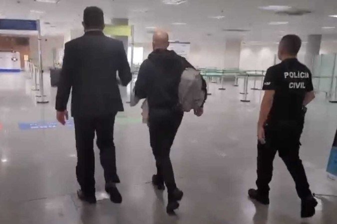 Integrante de uma quadrilha de Portugal que aplicava golpes de falsos investimentos no Brasil foi preso e extraditado. Ele chegou ao Distrito Federal na tarde desta quinta-feira (1º/2) - (crédito: PCDF/Divulgação) Integrante de uma quadrilha de Portugal que aplicava golpes de falsos investimentos no Brasil foi preso e extraditado. Ele chegou ao Distrito Federal na tarde desta quinta-feira (1º/2) - (crédito: PCDF/Divulgação)