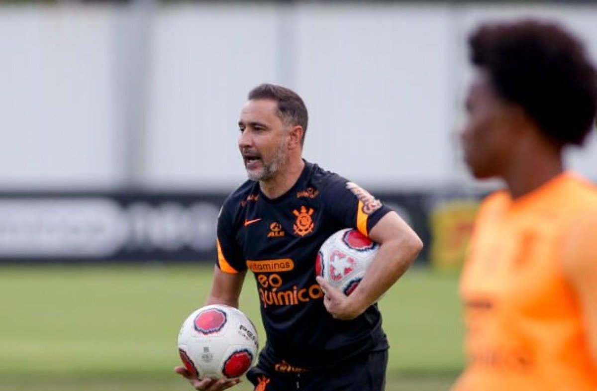 Vitor Pereira entra na Justiça e cobra R$ 7,58 milhões do Corinthians
