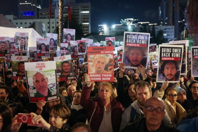 Familiares e simpatizantes carregam cartazes com as fotos dos reféns, durante protesto em Tel Aviv  -  (crédito: Ahmad Gharabli/AFP)