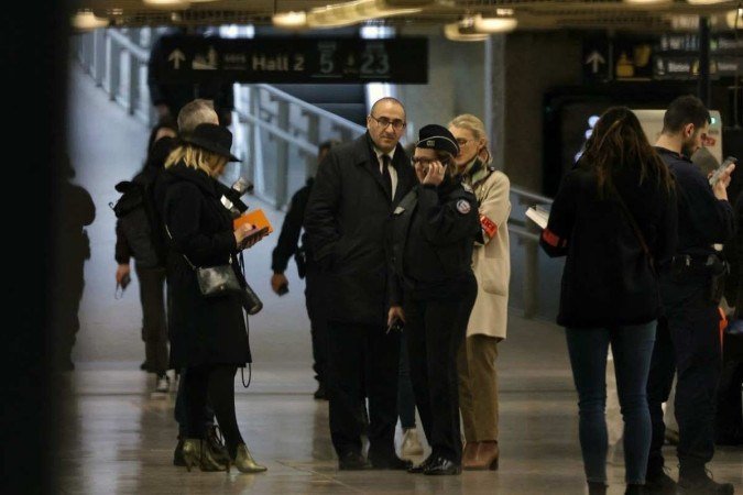  Paris' police prefect Laurent Nunez (C) talks with police forces after a knife attack at Paris' Gare de Lyon railway station, a major travel hub on February 3, 2024. Police said that the suspected attacker had been arrested and that the motives behind the attack were unclear. The 8:00 am (0700 GMT) attack left one person with serious injuries while two others were lightly wounded. (Photo by Thomas SAMSON / AFP)
      