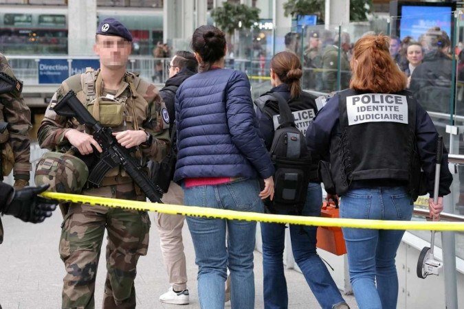  French judicial police experts enter the cordoned off area after a knife attack at Paris' Gare de Lyon railway station, a major travel hub on February 3, 2024. Police said that the suspected attacker had been arrested and that the motives behind the attack were unclear. The 8:00 am (0700 GMT) attack left one person with serious injuries while two others were lightly wounded. (Photo by Thomas SAMSON / AFP)
      