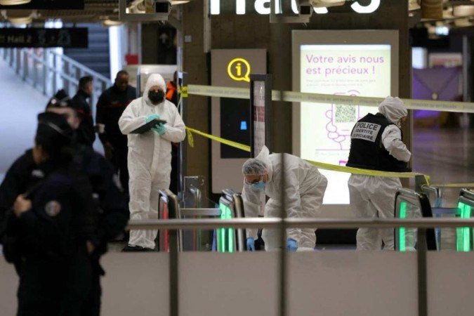  French forensic and judicial police collect evidences after a knife attack at Paris's Gare de Lyon railway station, a major travel hub on February 3, 2024. Police said that the suspected attacker had been arrested and that the motives behind the attack were unclear. The 8:00 am (0700 GMT) attack left one person with serious injuries while two others were lightly wounded. (Photo by Thomas SAMSON / AFP)
      