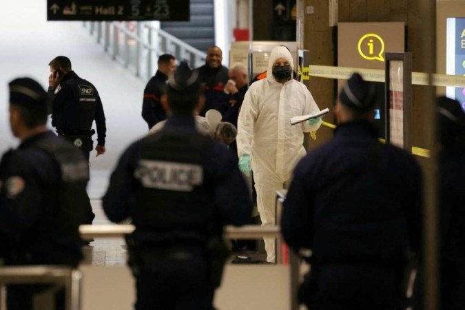  French forensic experts and police work after a knife attack at Paris's Gare de Lyon railway station, a major travel hub on February 3, 2024. Police said that the suspected attacker had been arrested and that the motives behind the attack were unclear. The 8:00 am (0700 GMT) attack left one person with serious injuries while two others were lightly wounded. (Photo by Thomas SAMSON / AFP)
      