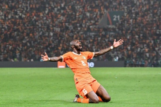 Doumbia (de branco, de Mali) é bem marcado pela defesa da Costa do Marfim -  (crédito: Foto: Issouf Sanogo/AFP via Getty Images)