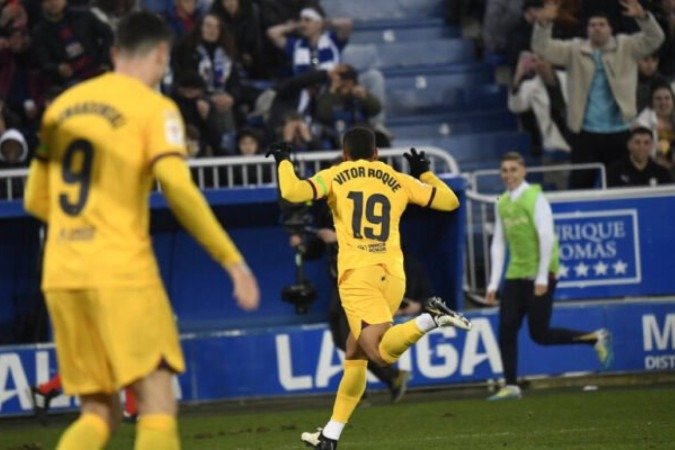 Vitor Roque corre para comemorar o seu gol, o terceiro do Barcelona sobre o AlavÃ©s. Brasileiro esteve em campo apenas 12 minutos, foi expulso em lance no qual nem falta fez -  (crédito: Foto: Ander Gillenea/AFP via Getty Images)