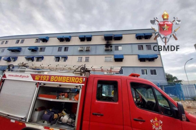Bombeiros encontraram apartamento com fumaça retida devido às janelas estarem fechadas -  (crédito: CBMDF/Divulgação)