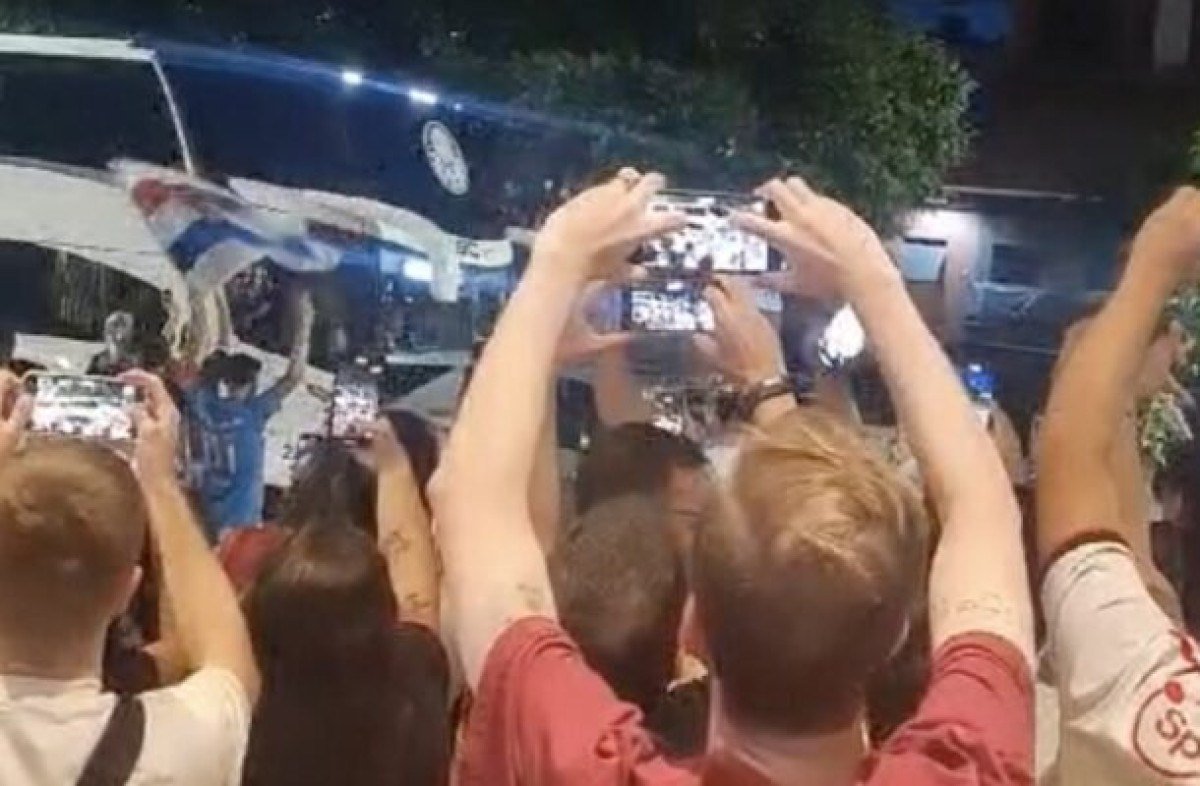 Torcedores do São Paulo atiram garrafas em ônibus do Palmeiras