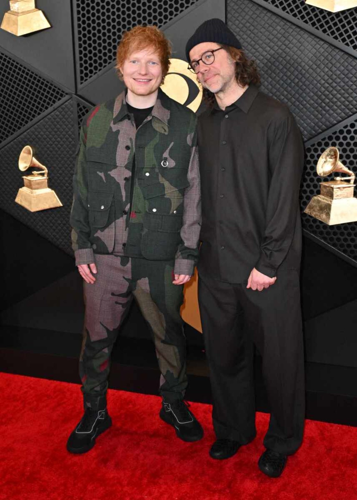 (Da esquerda) O cantor e compositor britânico Ed Sheeran e o compositor americano Aaron Dessner chegam para o 66º Grammy Awards na Crypto.com Arena em Los Angeles em 4 de fevereiro de 2024.    