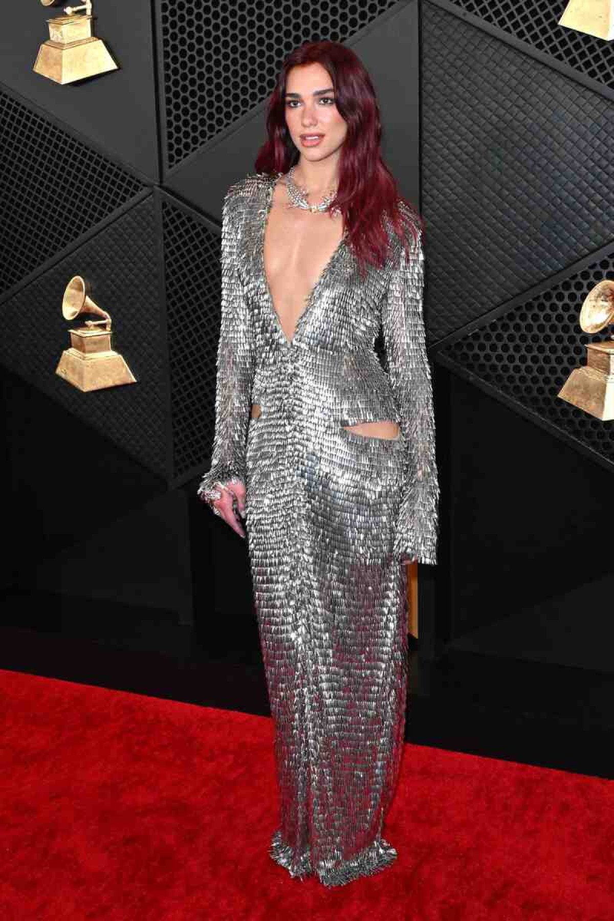 A cantora e compositora britânica Dua Lipa chega para o 66º Grammy Awards na Crypto.com Arena em Los Angeles em 4 de fevereiro de 2024