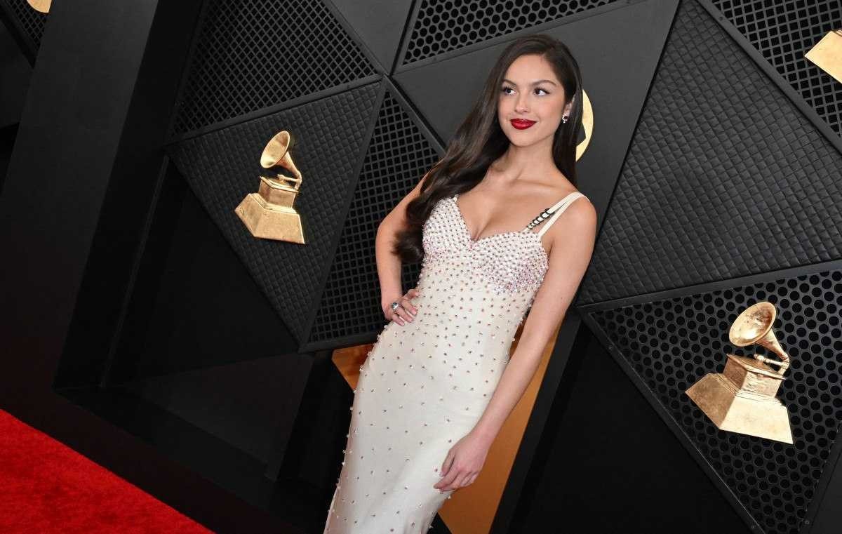 A cantora norte-americana Olivia Rodrigo chega para o 66º Grammy Awards na Crypto.com Arena em Los Angeles em 4 de fevereiro de 2024.   