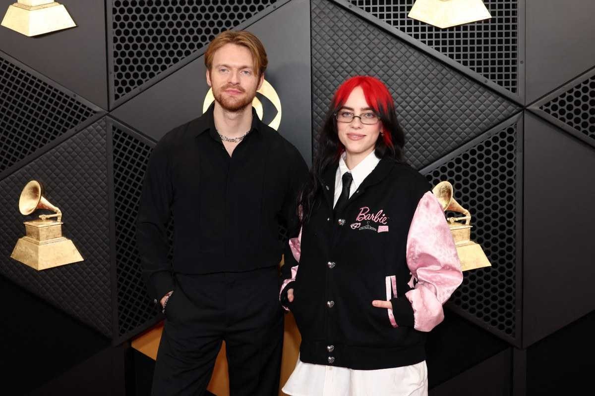 FINNEAS e Billie Eilish comparecem ao 66º GRAMMY Awards na Crypto.com Arena em 04 de fevereiro de 2024 em Los Angeles, Califórnia
