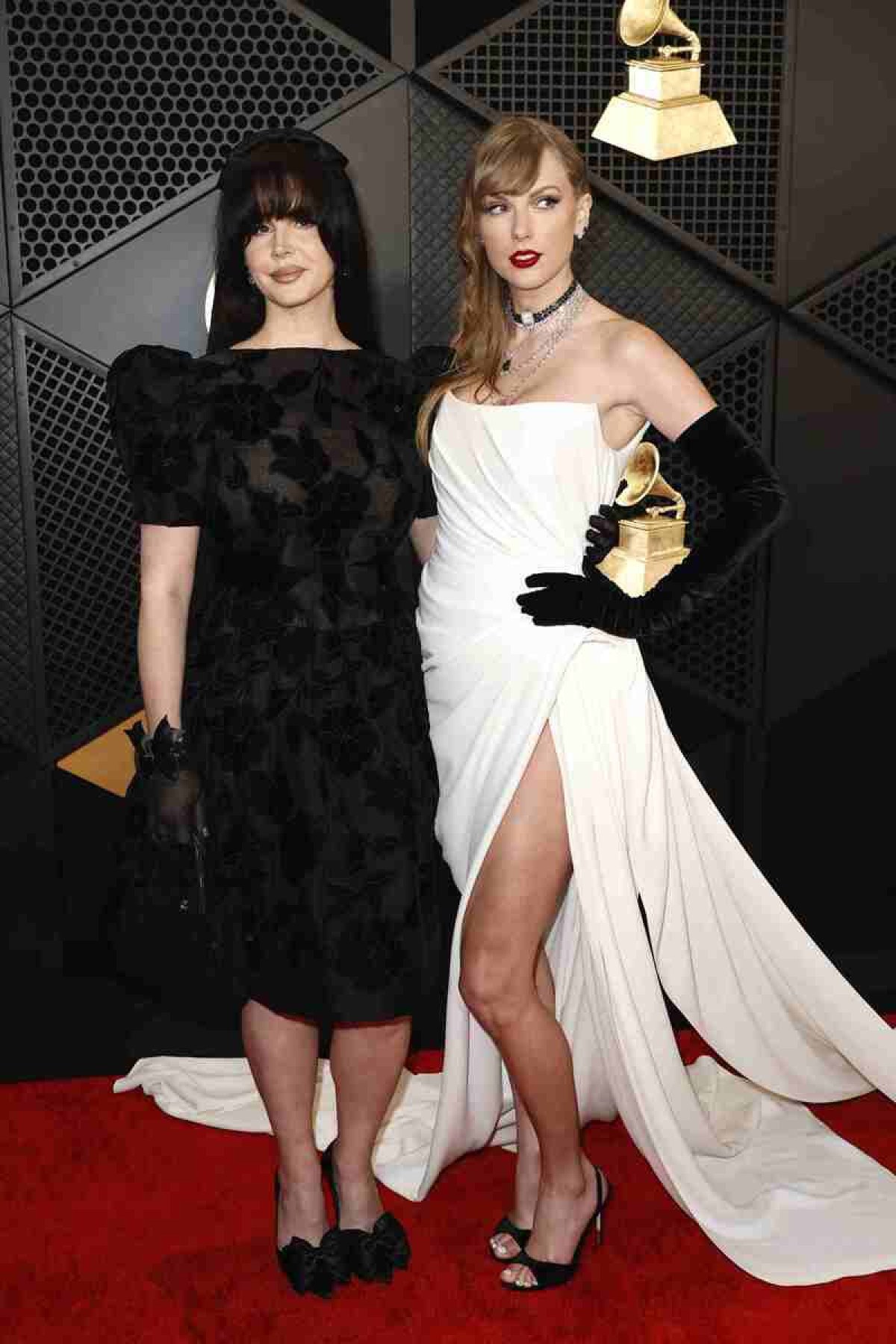 Lana Del Rey e Taylor Swift participam do 66º GRAMMY Awards na Crypto.com Arena em 04 de fevereiro de 2024 em Los Angeles, Califórnia.