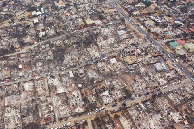 Vista aérea de residências destruídas em Quilpue, município de Viña del Mar: corpos nas ruas  -  (crédito: Rodrigo Arangua/AFP)