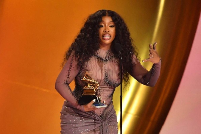 A cantora norte-americana SZA recebe o prêmio de Melhor Canção R&B por 