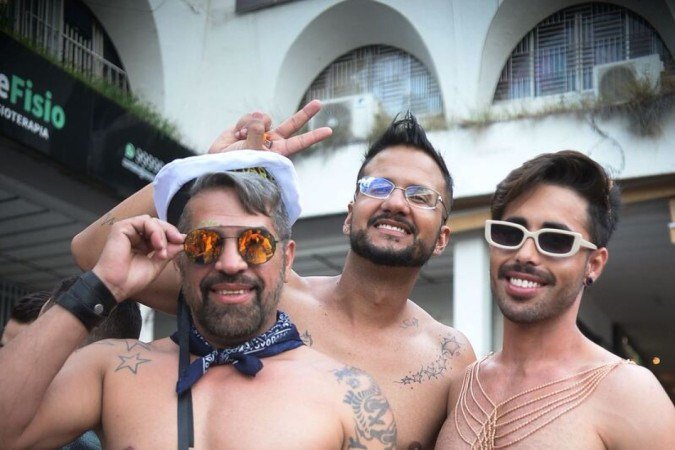 Fernando Augusto, Henrique Vieira e Rafael Castro curtem o Batalá