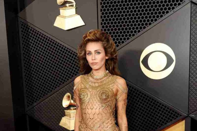 Vestido de Miley Cyrus no Grammy foi feito com 14 mil alfinetes dourados -  (crédito: Matt Winkelmeyer/GETTY IMAGES NORTH AMERICA/Getty Images via AFP)