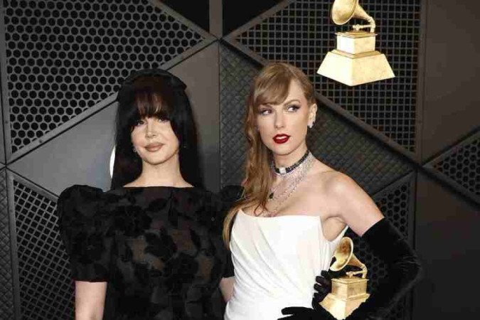 Lana Del Rey e Taylor Swift participam do 66º GRAMMY Awards na Crypto.com Arena em 04 de fevereiro de 2024 em Los Angeles, Califórnia. -  (crédito: Frazer Harrison/GETTY IMAGES AMÉRICA DO NORTE/Getty Images via AFP)