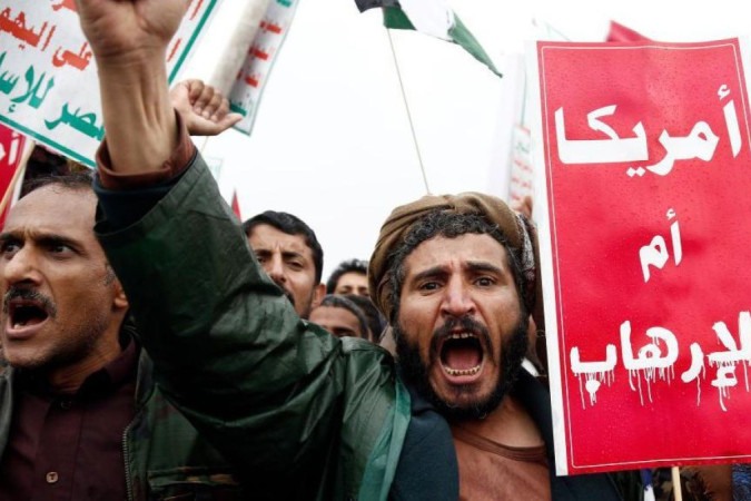 Manifestantes leais aos rebeldes houthis, do Iêmen, protestam contra os EUA -  (crédito: Getty Images)