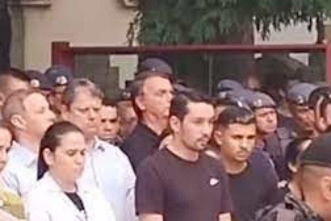 Bolsonaro e Tarcísio vão a enterro de soldado da Rota Policial militar morreu depois de ser baleado no rosto durante operação em Santos, no litoral de São Paulo