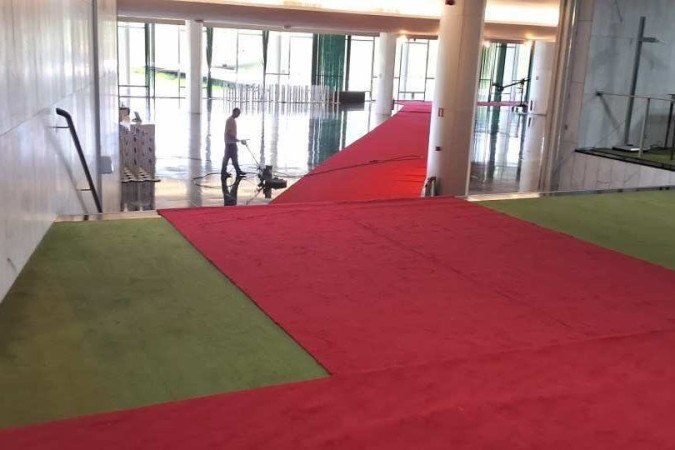 Na véspera da sessão, o Salão Negro foi preparado e o tapete vermelho estendido para o retorno dos parlamentares 
 -  (crédito: Evandro Éboli/CB/DA.Press)