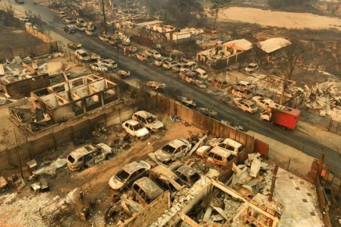 Veículos e casas queimadas na comuna de El Olivar, em Viña del Mar, no Chile -  (crédito: AFP)