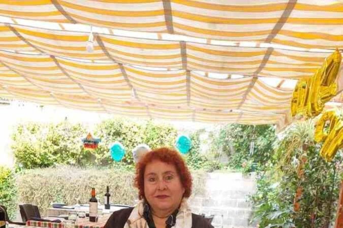 Marta Rivera, moradora da região de Viña del Mar, no Chile, que perdeu suas casas em incêndio florestal 