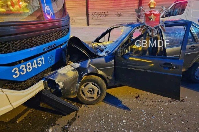 Apesar da colisão frontal, o motorista e os ageiros do ônibus não sofreram ferimentos - (crédito: CBMDF/ Divulgação) Apesar da colisão frontal, o motorista e os ageiros do ônibus não sofreram ferimentos - (crédito: CBMDF/ Divulgação)