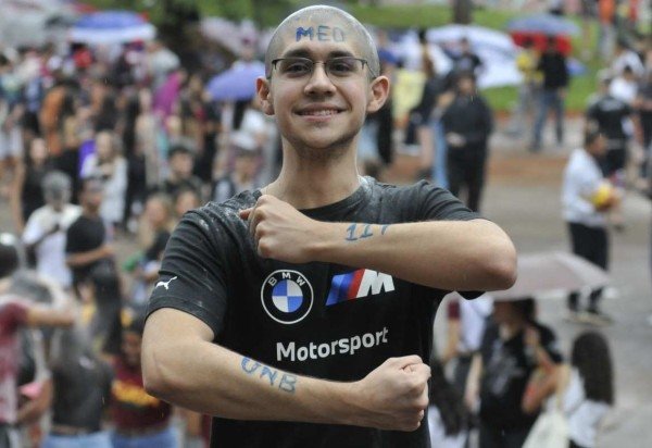  05/02/2024. Crédito: Minervino Júnior/CB/D.A Press. Brasil.  Brasilia - DF. Resultado do vestibular do Pas/UNB 2024 no Teatro de Arena da UNB. Gabriel Holanda.