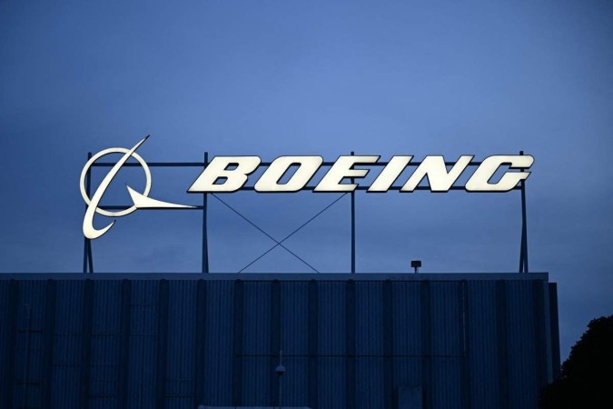 O logotipo da Boeing Co. é exibido fora dos escritórios da empresa perto do Aeroporto Internacional de Los Angeles (LAX) em El Segundo, Califórnia       -  (crédito: Patrick T. Fallon / AFP)