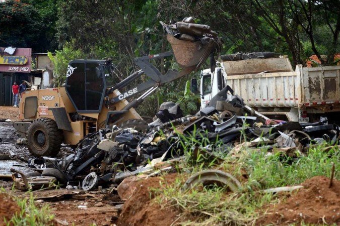  05/02/2024 Crédito: Marcelo Ferreira/CB/D.A Press. Brasil. Brasília - DF - Dengue. Lixo e entulho no setor de oficinas norte em Taguatinga.