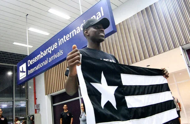Luiz Henrique recebe o carinho da torcida alvinegra  -  (crédito: Vitor Silva/Botafogo)