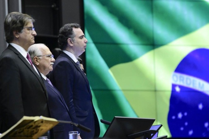 O ministro Edson Fachin (C), com o PGR, Paulo Gonet, e o presidente do Congresso, Rodrigo Pacheco: magistrado pregou harmonia entre Poderes -  (crédito:  Pedro FranÃ§a/AgÃªncia Senado)