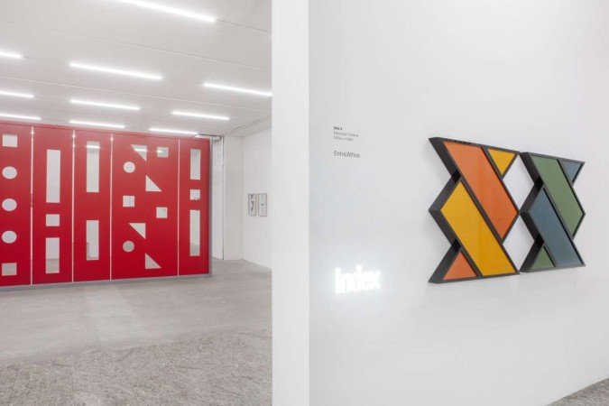 Obras de artistas contempo-râneos interagem com a produção de Athos Bulcão em mnostra na Galeria Index