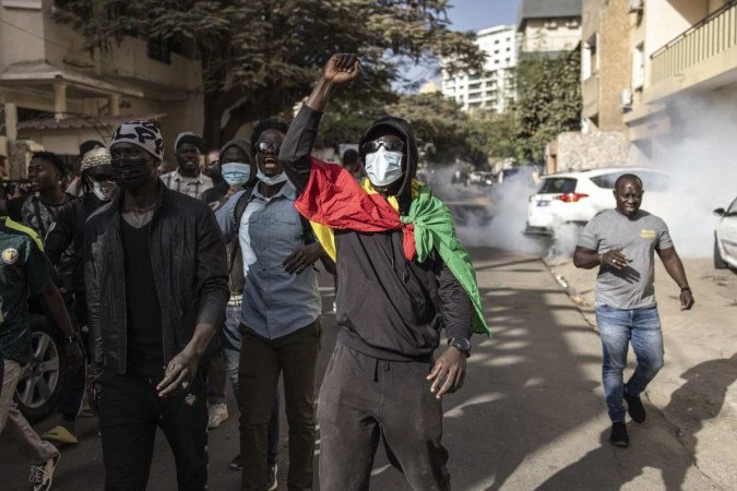 Manifestantes gesticulam depois que a polícia disparou gás lacrimogêneo contra eles do lado de fora da Assembleia Geral em Plateau, Dakar -  (crédito: JOHN WESSELS / AFP)