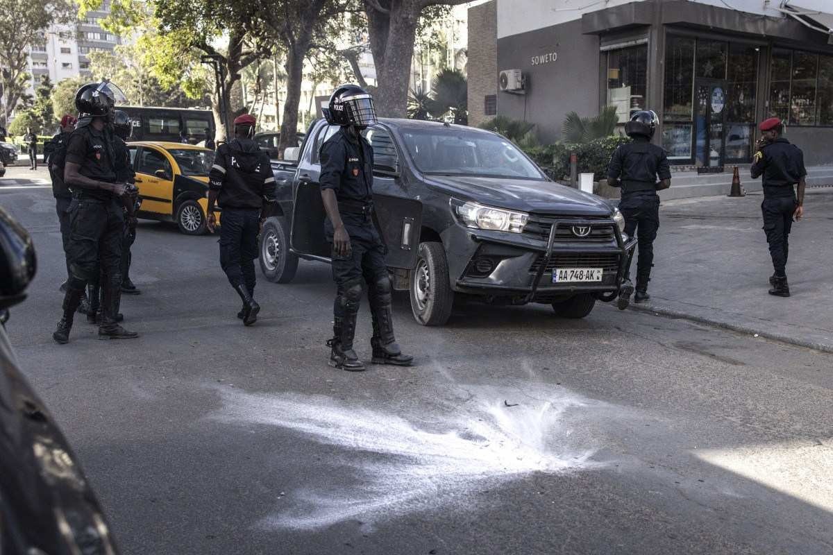 Policiais senegaleses bloqueiam as estradas para a Assembleia Geral em Plateau, Dakar     
