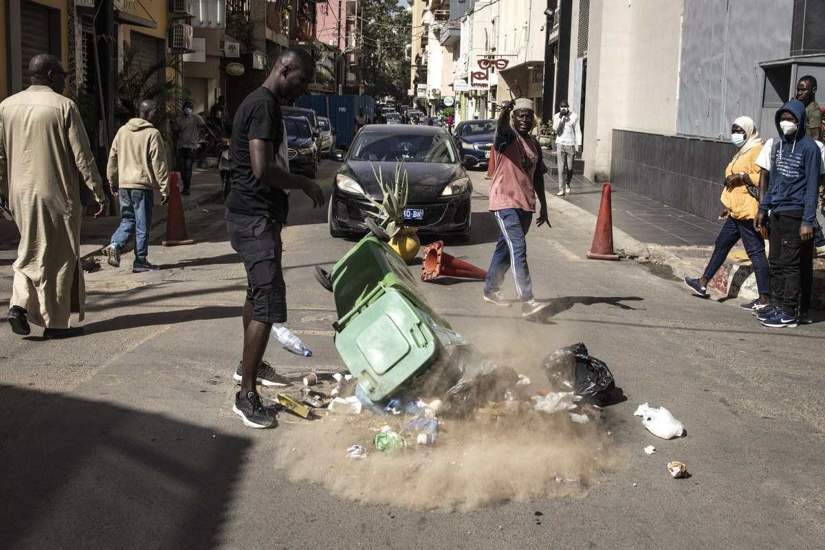 Manifestantes jogam lixo para bloquear uma estrada em Plateau, Dakar