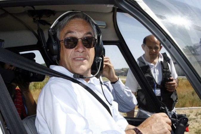 Sebastián Piñera a bordo de seu helicóptero, em foto de 2006      -  (crédito: AFP)