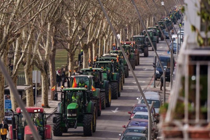 Milhares de agricultores protestam contra a política agrícola europeia e denunciam a precariedade que reina no sector -  (crédito: CESAR MANSO/AFP)