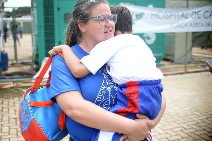 Ana Angélica levou o filho, Victor Hugo, 6, para receber atendimento -  (crédito: Ed Alves/CB/DA.Press)