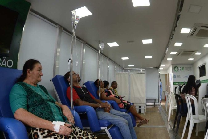 Pacientes com sintomas de dengue recebem soro e medicação na veia na carreta do Sol Nascente. Muitos tiveram de peregrinar pelo DF em busca de tratamento -  (crédito: Fotos: Ed Alves/CB/DA.Press)