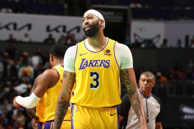 Anthony Davis marcou um triplo-duplo diante dos Hornets, com 26 pontos, 15 rebotes e 11 assistências -  (crédito: Kent Smith / AFP)