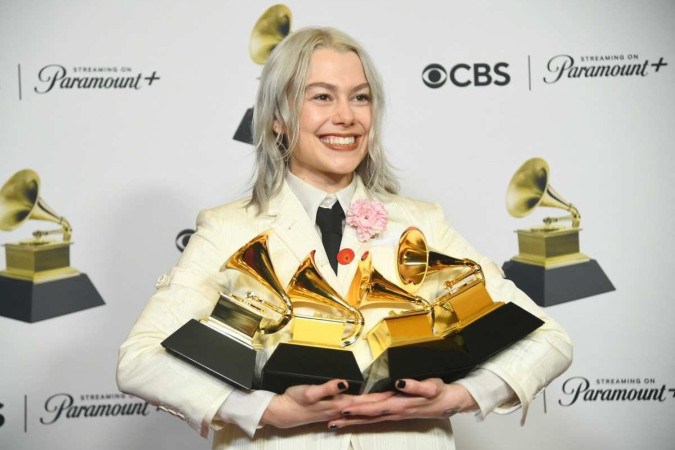 Phoebe Bridgers, vencedora do prêmio de Melhor Álbum de Música Alternativa por 