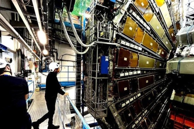 O detector Atlas tem o tamanho de um navio e é usado para medir alguns dos menores objetos do Universo -  (crédito: Kate Stephens/BBC News)