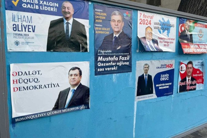 Muro em Baku com cartazes de candidatos a presidente, com a foto de Ilham Aliyev no topo, à esquerda -  (crédito: Roberto Fonseca/CB/D.A Press)